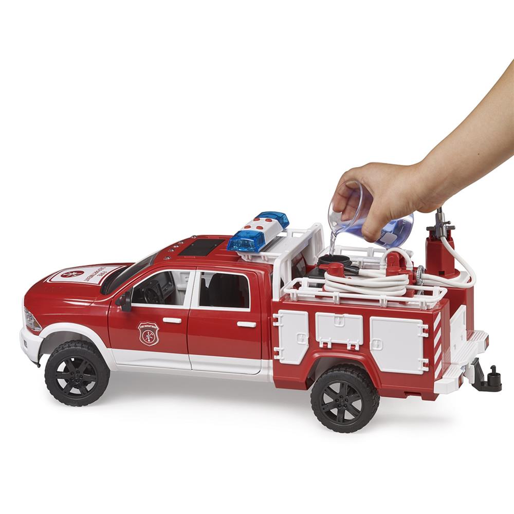 Bruder 02544 - RAM 2500 Feuerwehreinsatzwagen, 1:16, mit Licht & Sound Modul