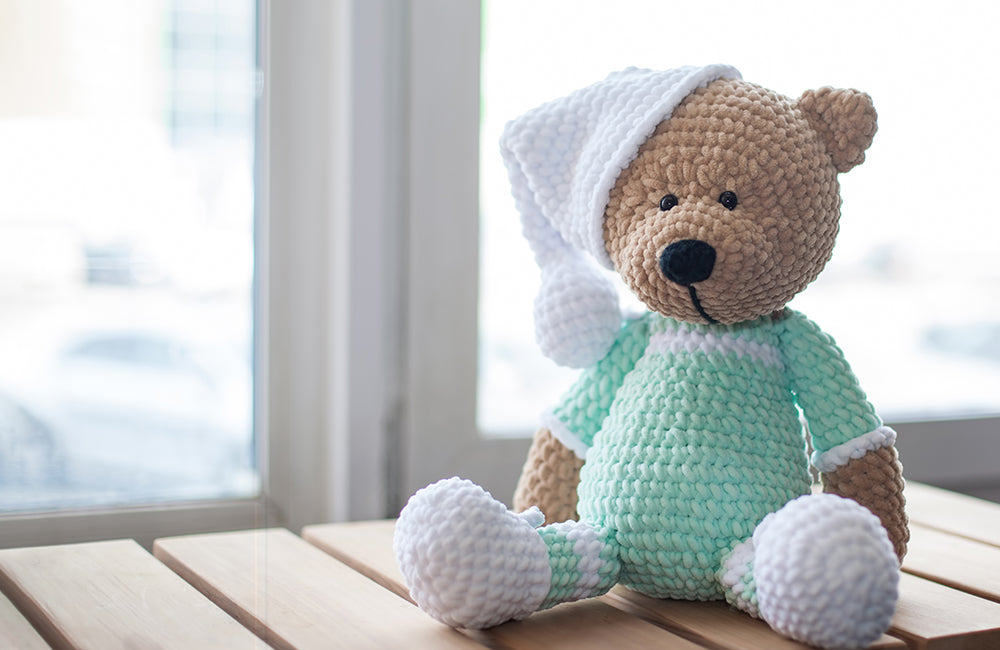 Gehäkelter Teddy aus Wolle.