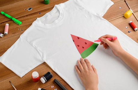 Zeichnung einer Wassermelonenscheibe auf einem T-Shirt.