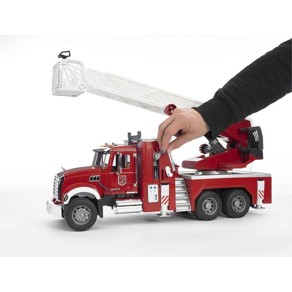 Bruder 02821 - MACK Granite Feuerwehrleiterwagen mit Drehleiter und Wasserpumpe, 1:16