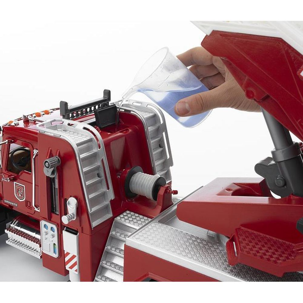 Bruder 02821 - MACK Granite Feuerwehrleiterwagen mit Drehleiter und Wasserpumpe, 1:16